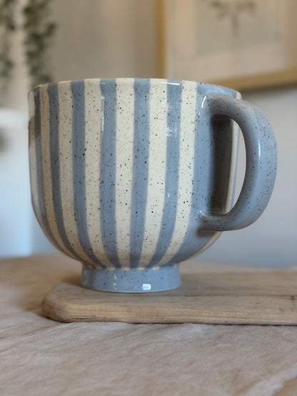 Side detail of the mixing bowl's blue handle and vertical stripes.